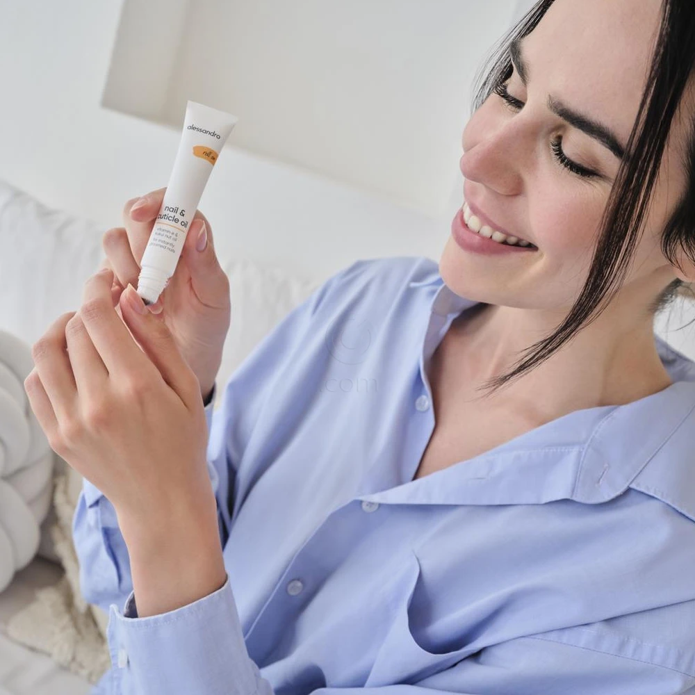 Alessandro Nail & Cuticle Oil Roll-on, negovalno olje za nohte in obnohtno kožico (15 ml)